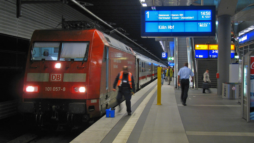 101 057-8 steht am Gleis 1 zur Abfahrt bereit. In wenigen Minuten geht es als IC 1227 weiter nach Kln Hbf ber Hannover Hbf. Allerdings umgeleitet via Magdeburg. Trotzdessen ist auch dieser Zug ziemlich voll. Berlin Hbf den 29.07.2011