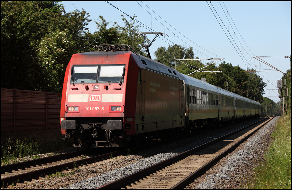 101 057 (9180 6101 057-8 D-DB) ist mit einem IC bei Haltern am See in Richtung Essen unterwegs. (15.06.2010)