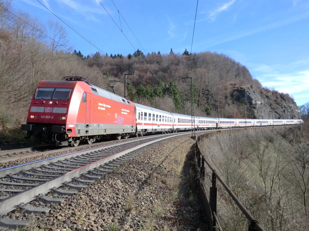 101-057 fhrt am 14.11.10 mit dem EC 318 Graz - Frankfurt(Main) die Geislinger Steige zu Tal. 