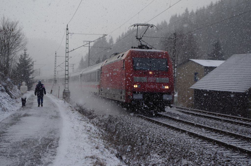101 057 mit IC 2208 am 12.01.2013 in Frtschendorf. 