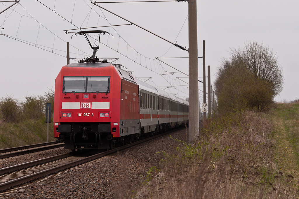101 057 schiebt einen IC am 15.04.2012 bei Bornitz in Richtung Riesa.