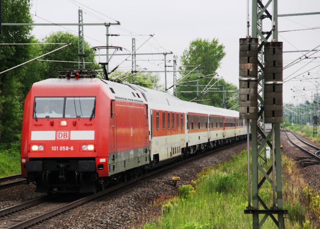 101 058-6 brachte den CNL 1246 Capella (Mnchen - Berlin) am 27.05.2013 nach Brandenburg an der Havel. 
