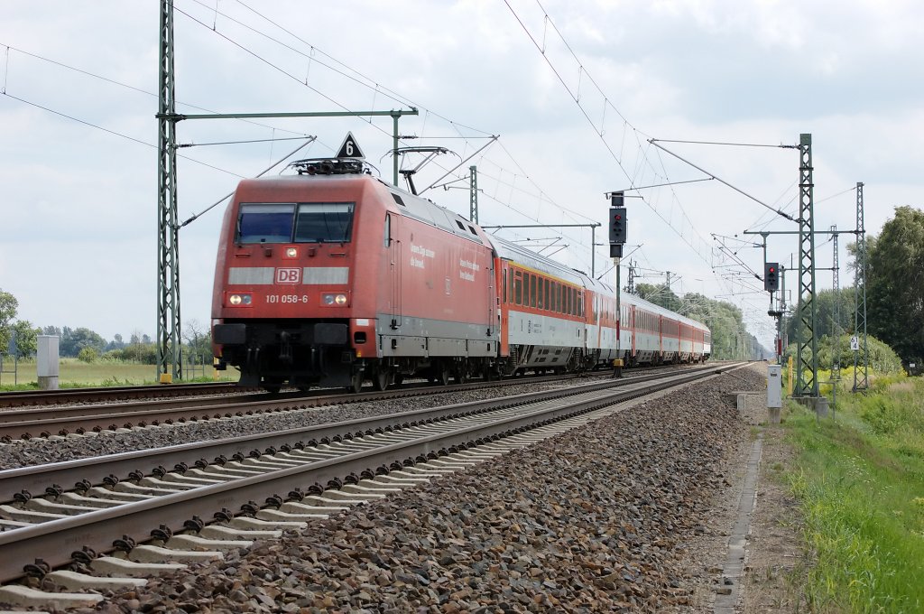 101 058-6 mit dem EC 176 Hamburg-Altona in Friesack(Mark). 24.08.2010
