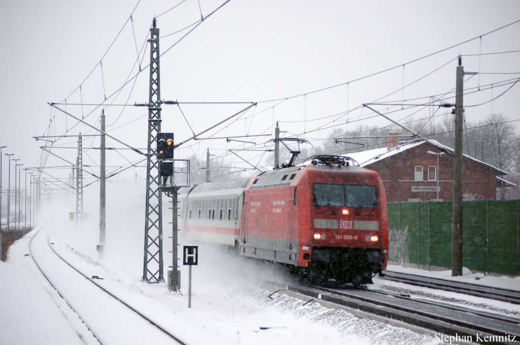 101 058-6 mit dem IC 1931 nach Berlin S�dkreuz in Rathenow. 17.12.2010