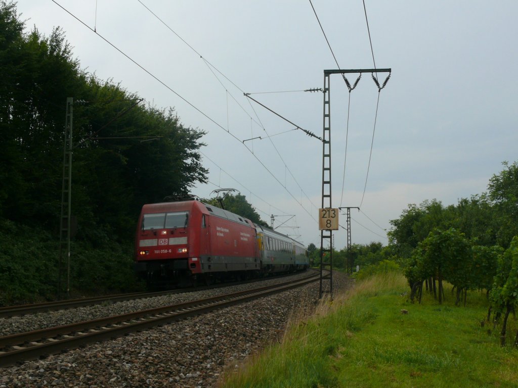 101 058 mit EC 100 nach HH-Altona kurz vor FR-St.Georgen. 14.8.10