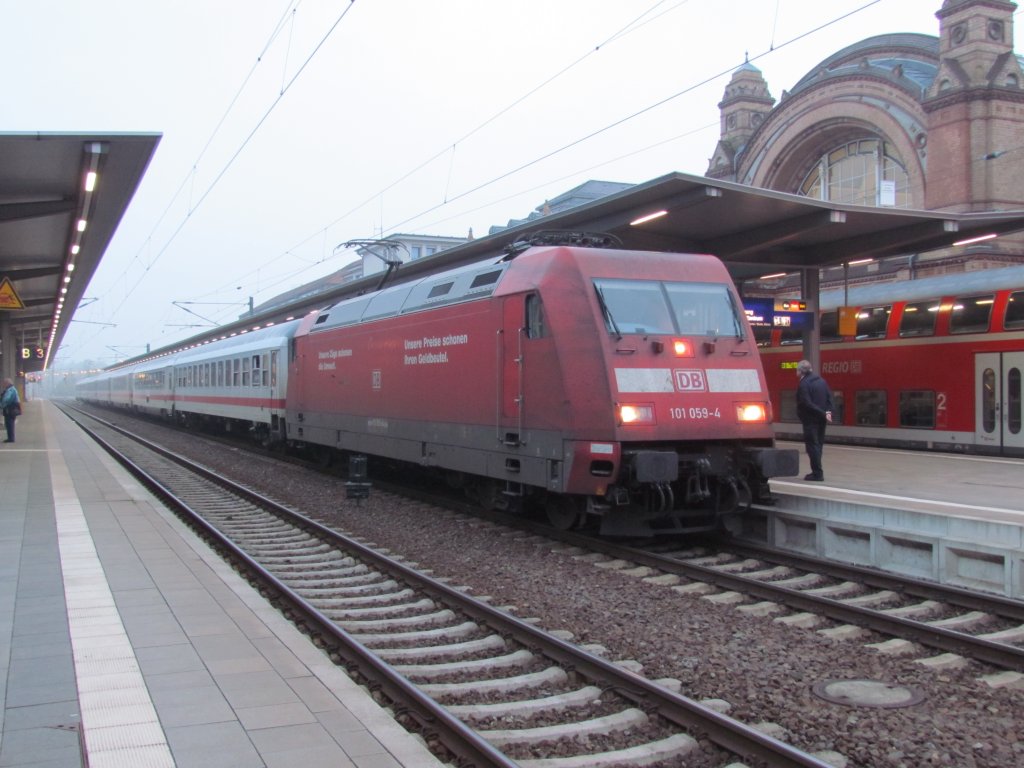 101 059 4 am Frhen morgen des 04.05.2012 mit einem IC nach Hamburg HBF im Bahnhof von Schwerin HBF