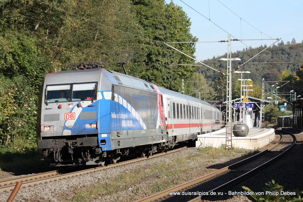 101 060-1 (DB - 60 Jahre Bundespolizei) fhrt am 2. Oktober 2011 um 11:05 Uhr mit dem IC2027 durch Ennepetal (Gevelsberg)