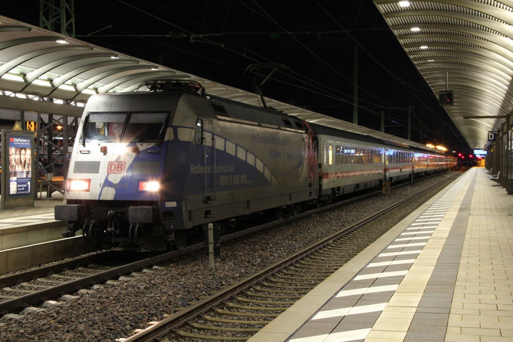 101 060-2 (60 Jahre Bundespolizei) steht mit dem EC 217 Saarbrcken - Graz am 29.12.2012 in Kaiserslautern