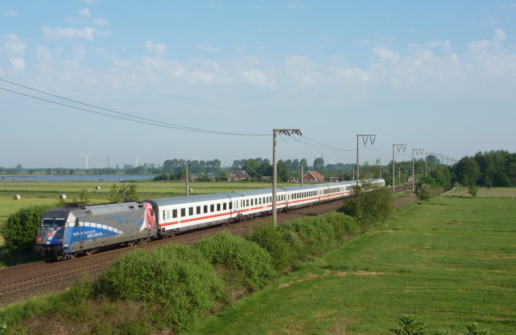 101 060-2 am 27.05.2012 mit dem IC 2037 gen Osten, hier bei Veenhusen.