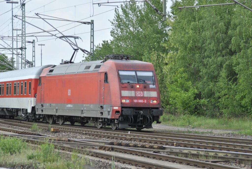 101 060-2, mit Autoreisezug am 15.05.2011 in Lehrte.