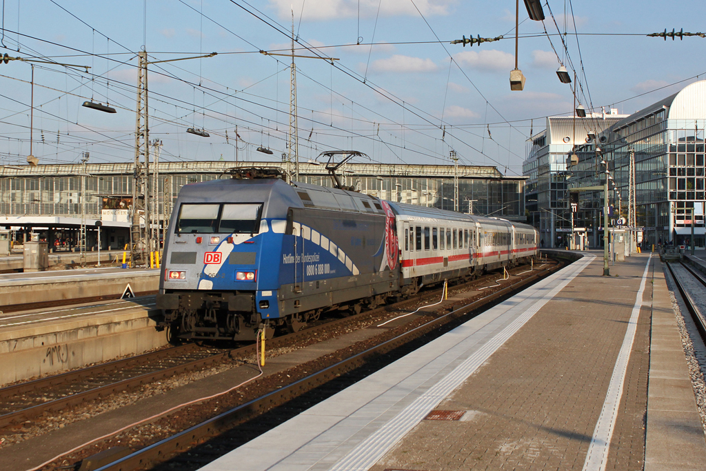 101 060 mit EC 216 am 22.09.2011 bei der Ausfahrt aus Mnchen Hbf.