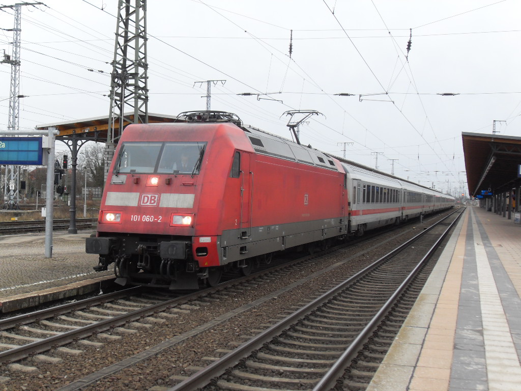 101 060 mit einem IC nach Berlin am 12.01.2011 in Stendal.