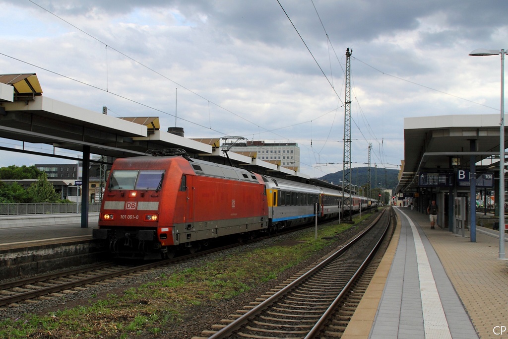 101 061-0 mit dem stark verspteten EC 100 in Koblenz. (25.8.2010)