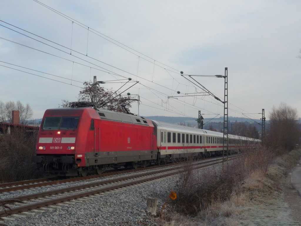 101 061-0 mit IC 2270 Konstanz - Greifswald kurz vor Radolfzell. 27.12.09