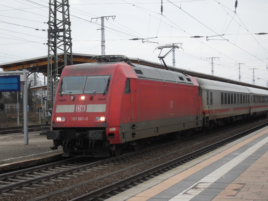 101 061 mit IC 143 am 15.01.2011 in Stendal.