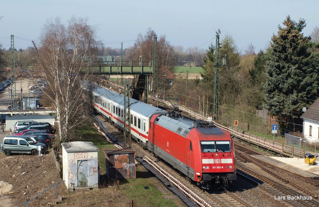 101 062-8 rast am 07.04.10 mit IC 2373 nach Karlsruhe Hbf durch Ashausen Richtung Lneburg.