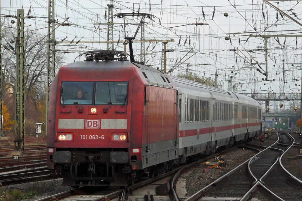 101 063-6 bei der Einfahrt in den Dortmunder Hbf. 8.11.2009