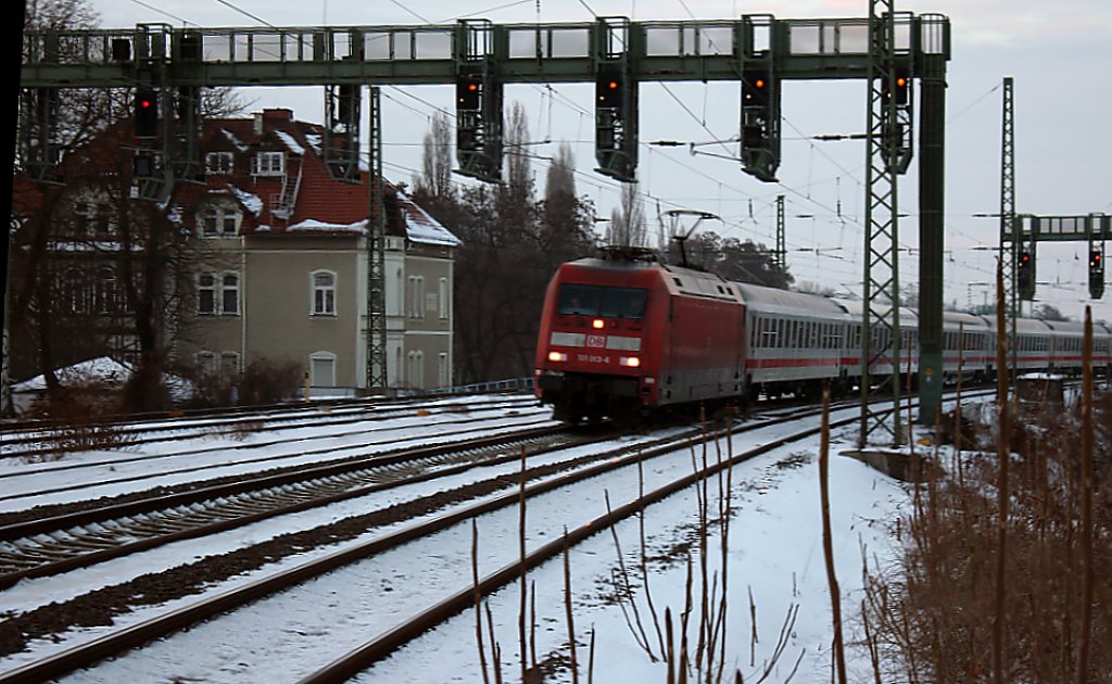 101 063-6 beim Beschleunigen nach der Ausfahrt aus Magdeburg Hbf in Richtung Leipzig. Aufgenommen am 17.02.2010 bei eisigen minus 10 Grad.