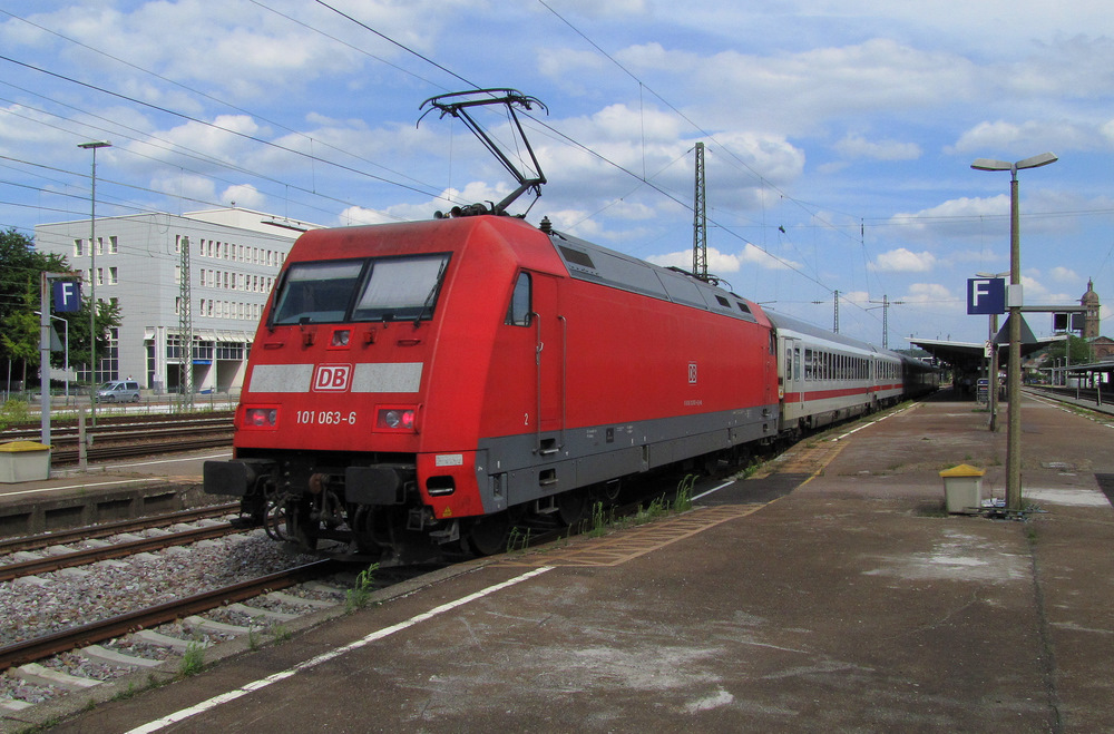 101 063-6 kommt hier mit dem IC 2103 (Basel SBB -> Nrnberg Hbf) in den Pforzheimer Hbf eingefahren. 10.08.2010