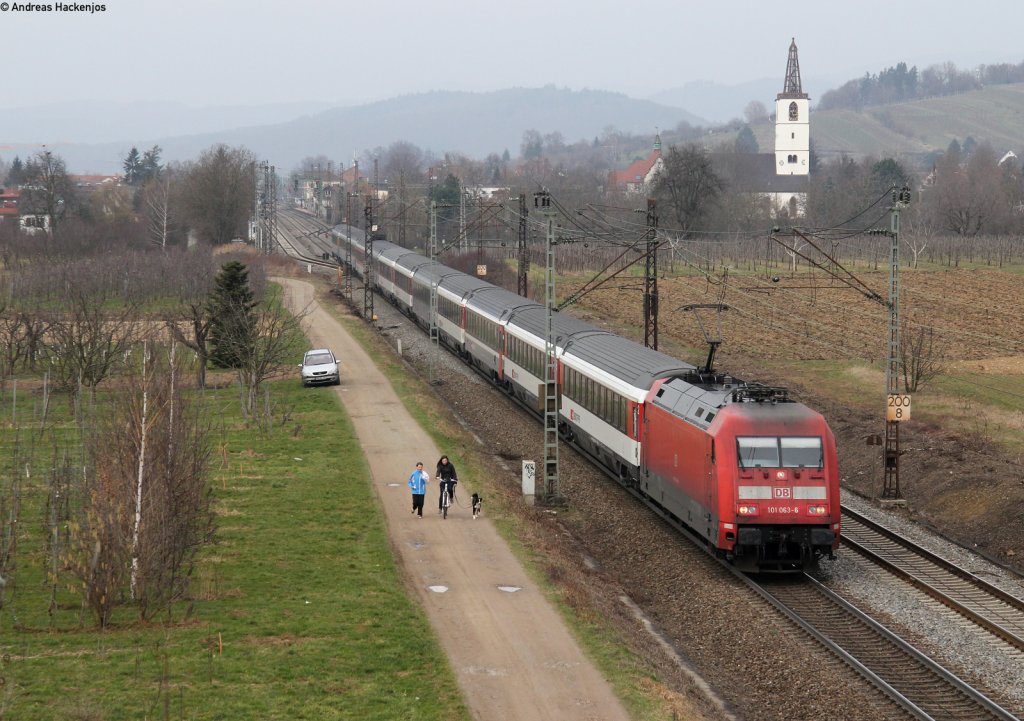 101 063-6 mit dem EC 101 (Hamburg Altona-Chur) bei Denzlingen 19.2.11