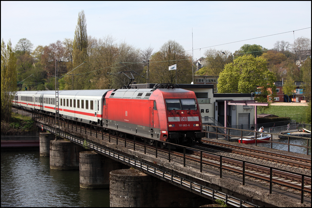 101 063 (9180 6101 063-6 D-DB) berquert mit dem IC 2046, Leipzig Hbf - Kln Hbf, den Harkortsee. (24.04.2010)
