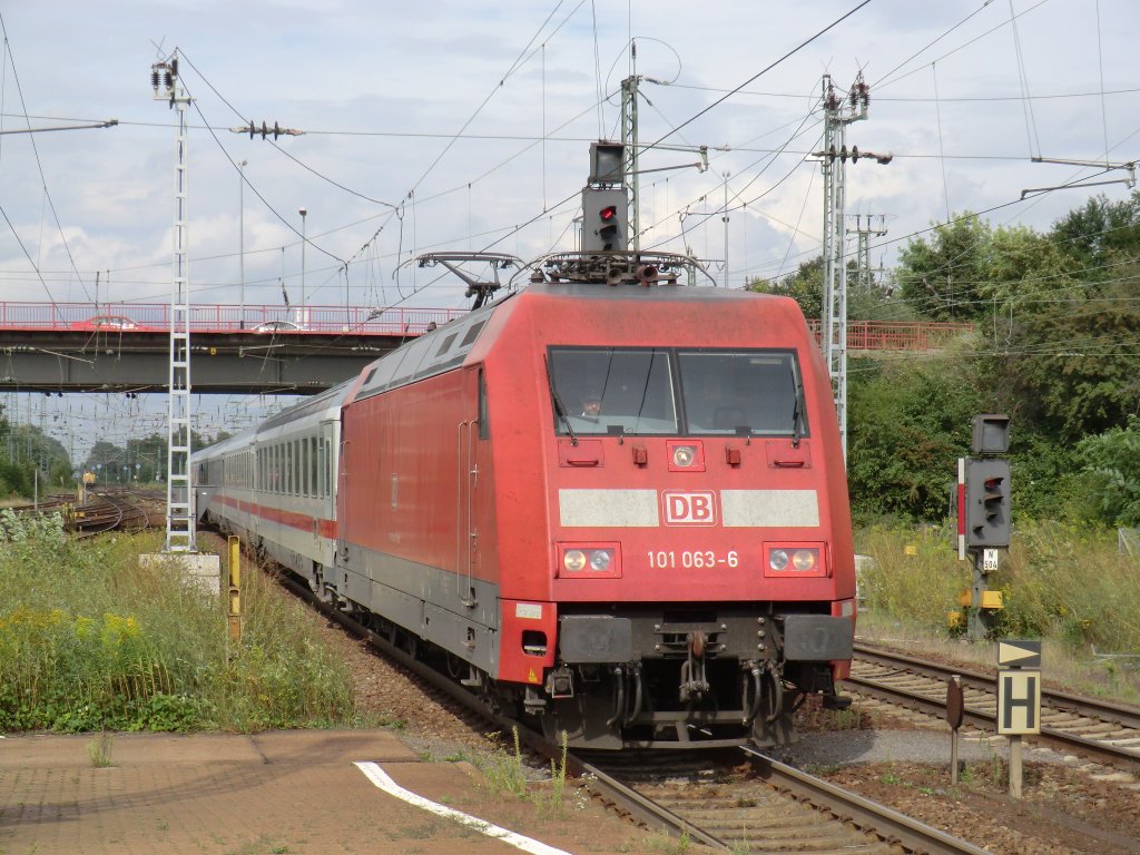 101-063 fhrt am 23.8.10 mit dem IC 2056 Heidelberg-Saarbrcken in Homburg (Saar) ein. 