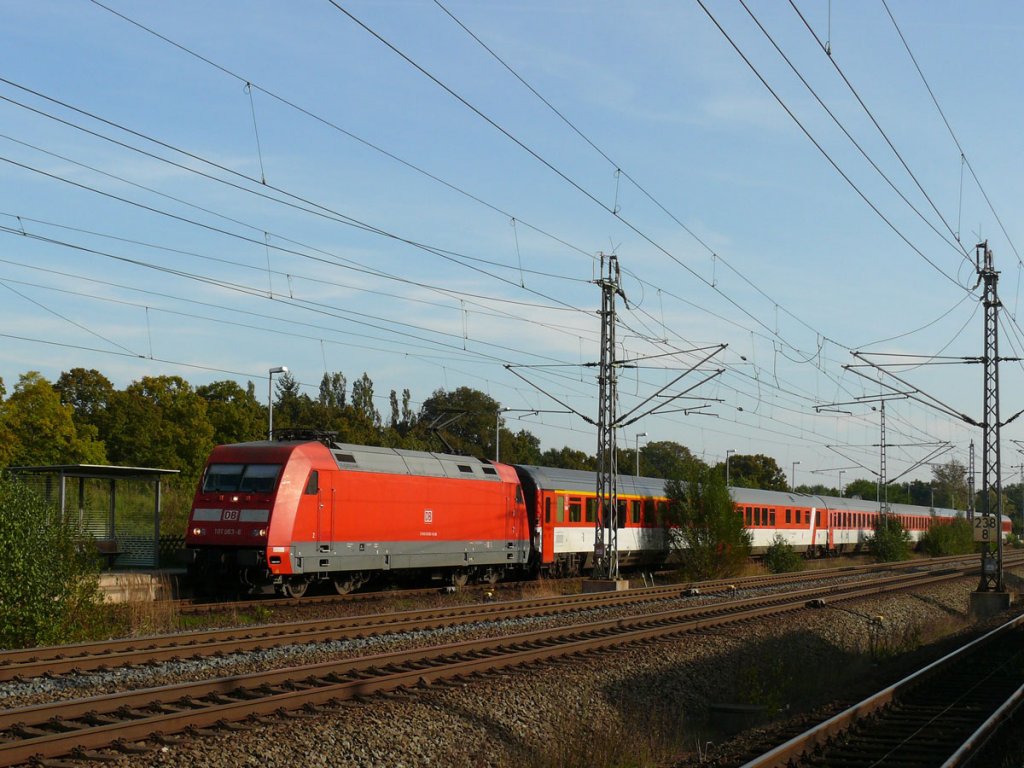 101 063 mit dem EC 176 Brno (Brnn) - Hamburg-Altona bei Einfahrt in Bchen; 04.10.2010
