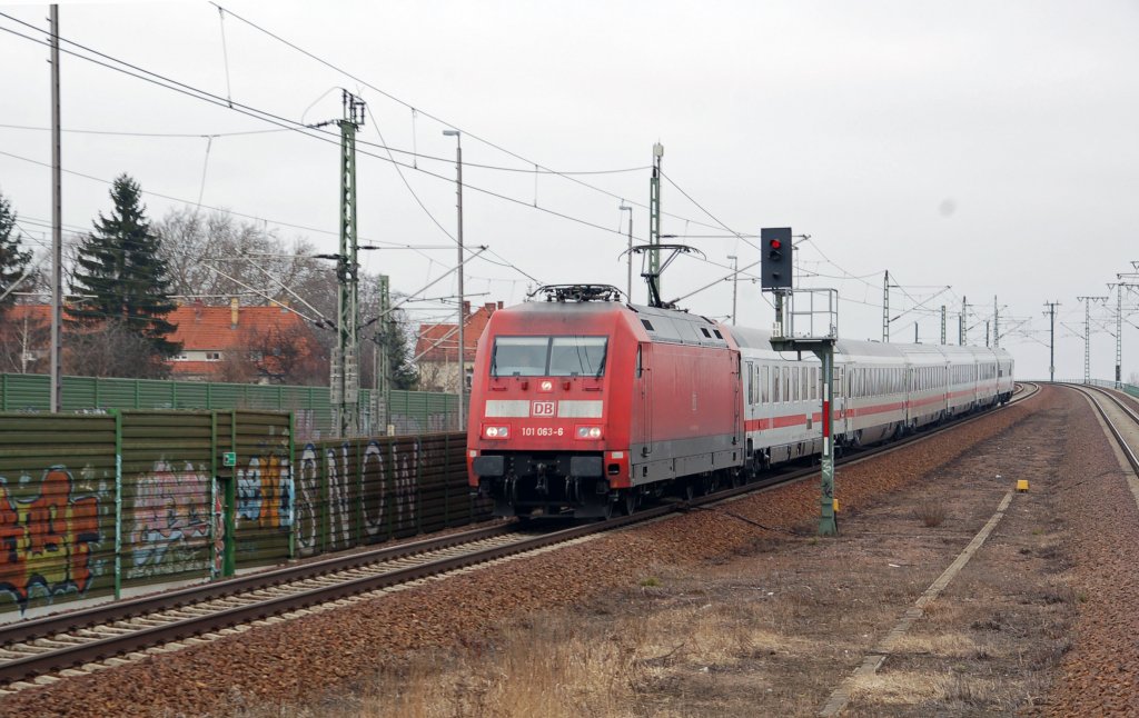 101 063 passiert mit einem IC am 05.03.11 den Leipziger Messebahnhof, Ziel ist Leipzig.
