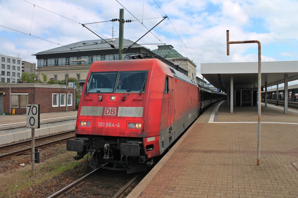 101 064-4 am 22.05.2013 beim Zwischenhalt im Mannheimer Hauptbahnhof mit dem EC 8 und wartet auf den Abfahrtbefehl in Richtung Rhein.