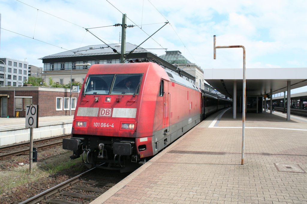 101 064-4 mit dem EC 8 nach Hamburg-Altona am 22.05.13 in Mannheim Hbf.
