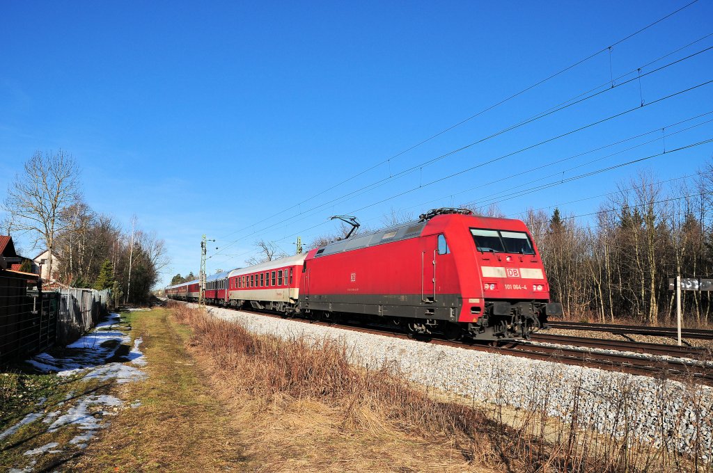101 064 am 27.02.10 mit CNL 1383 Kobenhagen-Innsbruck in Haar/M�nchen