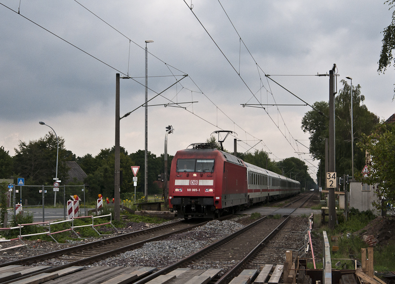 101 065-1 am 17. August 2010 mit IC 2130 (Leipzig Hbf - Oldenburg (Oldb)) in Heidkrug.