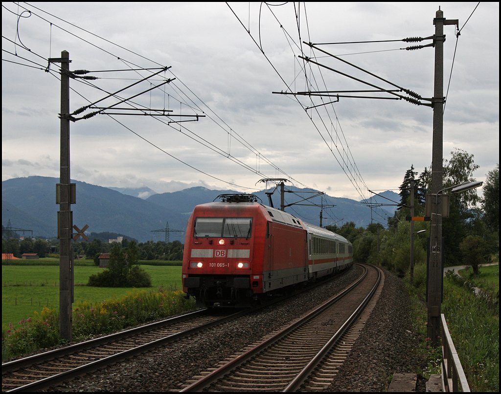 101 065 (9180 6101 065-1 D-DB) hat den EC 82 „Val Gardena/Grdnertal“ am Haken und durchfhrt das Unterinntal bei Langkampfen in Richtung Kufstein. (10.08.2009)