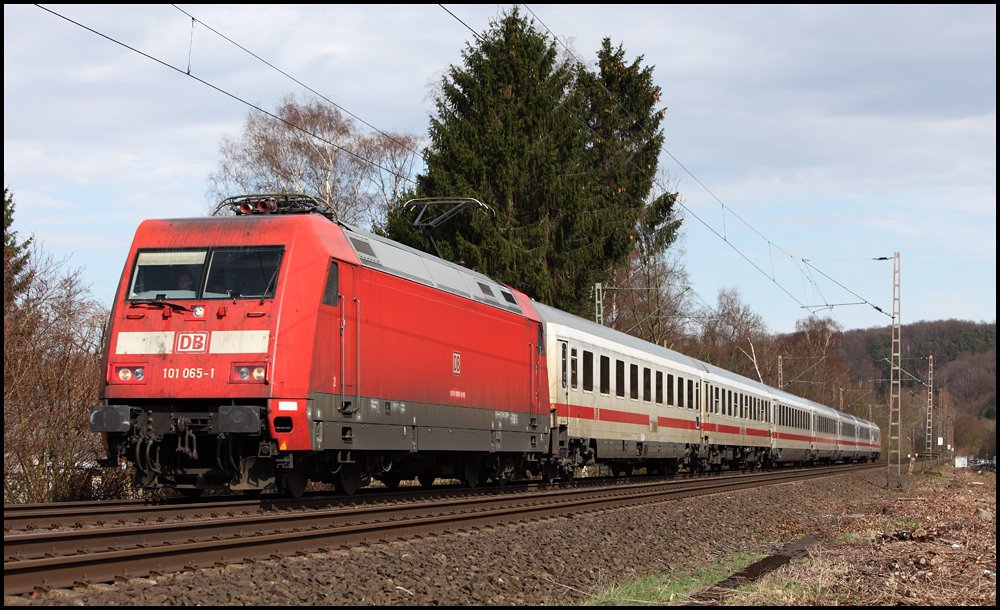 101 065 (9180 6101 065-1 D-DB) ist mit dem IC 2044, Leipzig Hbf - Kln Hbf, durch das Ruhrgebiet in Richtung Domstadt unterwegs. (30.03.2010)