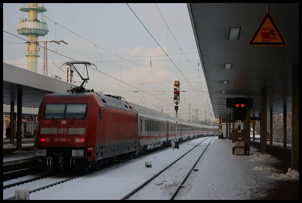 101 065 hngt am 17.12.2010 am IC xxxx bei der Abfahrt aus Duisburg Hbf