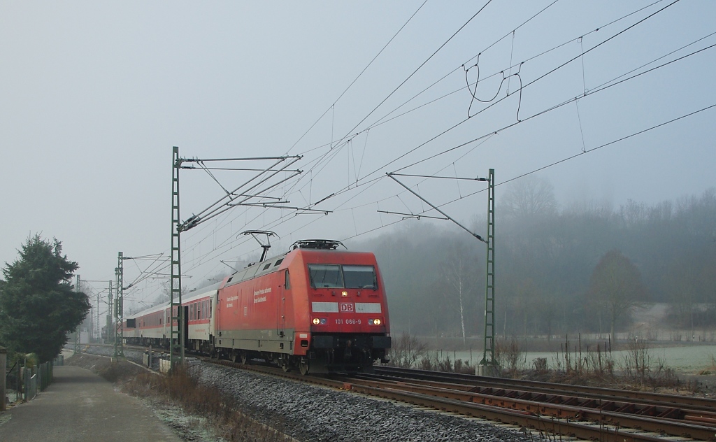 101 066-9 bespannte an eben diesem diesigen Morgen am 01.03.2011 einen Reisezug in Richtung Norden. Aufgenommen an der Nordeinfahrt nach Eschwege.