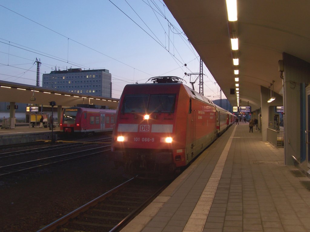 101 066-9 steht mit dem IC 137 Luxemburg - Emden am 30.11.2011 in Koblenz Hbf