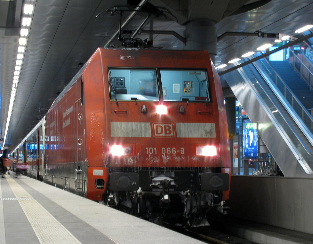101 066-9 war vor dem Steuerwagen nach Dsseldorf ziehend am 13.02. eingeteilt und fuhr mit knapp 10 Minuten Versptung ab Berlin Hbf. (tief).