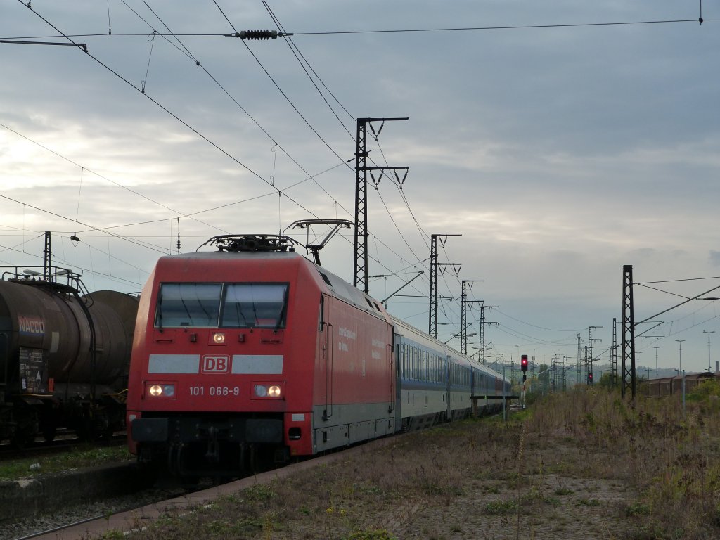 101 066 durchfhrt mit ihrem IC am 17.10.12 Dresden Friedrichstadt.