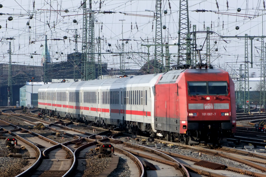 101 067-7 bei der Einfahrt in Dortmund 5.2.2012