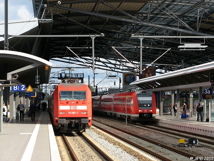 101 067-7 mit IC nach Dsseldorf und 612 057 als RE nach Wrzburg in Erfurt Hbf am 15.10.2009