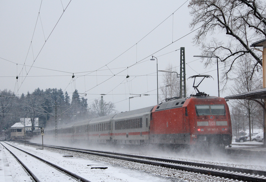 101 067-7 schiebt einem EC in Richtung Mnchen, aufgenommen am 12. Januar in Aling.