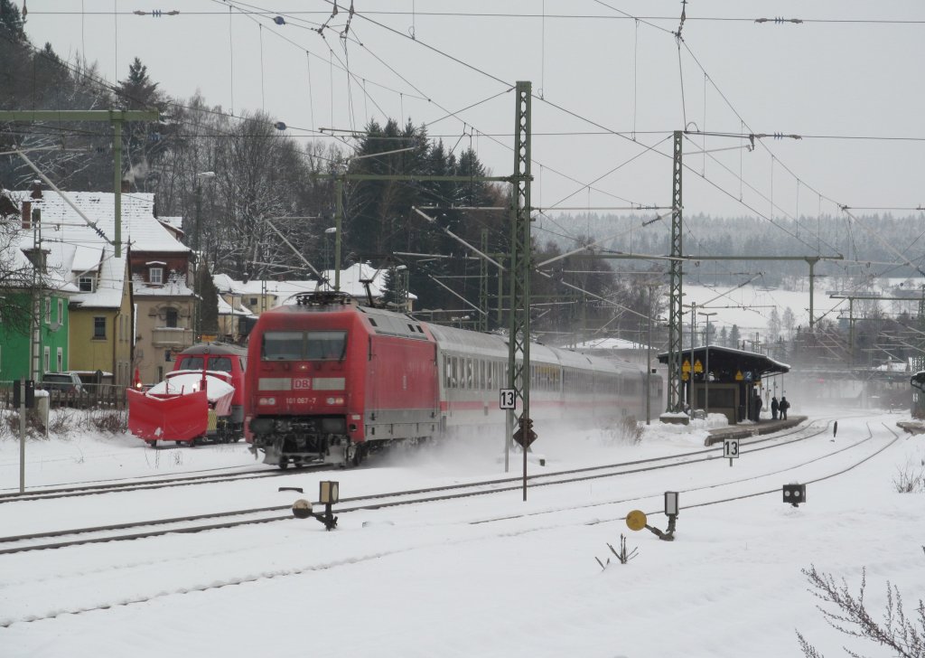 101 067-7 zieht am 11. Dezember 2012 einen ICE-Ersatzzug durch Kronach. 