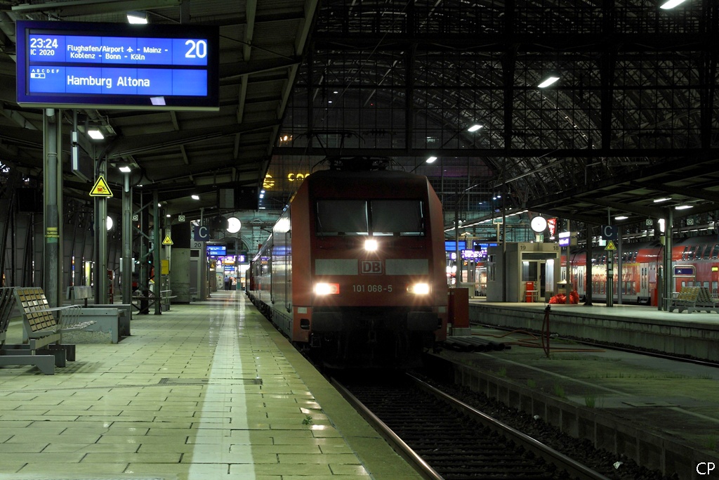 101 068-5 steht mit unserem IC 2020 nach Hamburg in Frankfurt Hbf. 