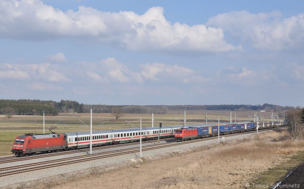 101 068 berholt am 09.03.2012 mit einem IC die 185 373 mit Gterzug bei Hattenhofen