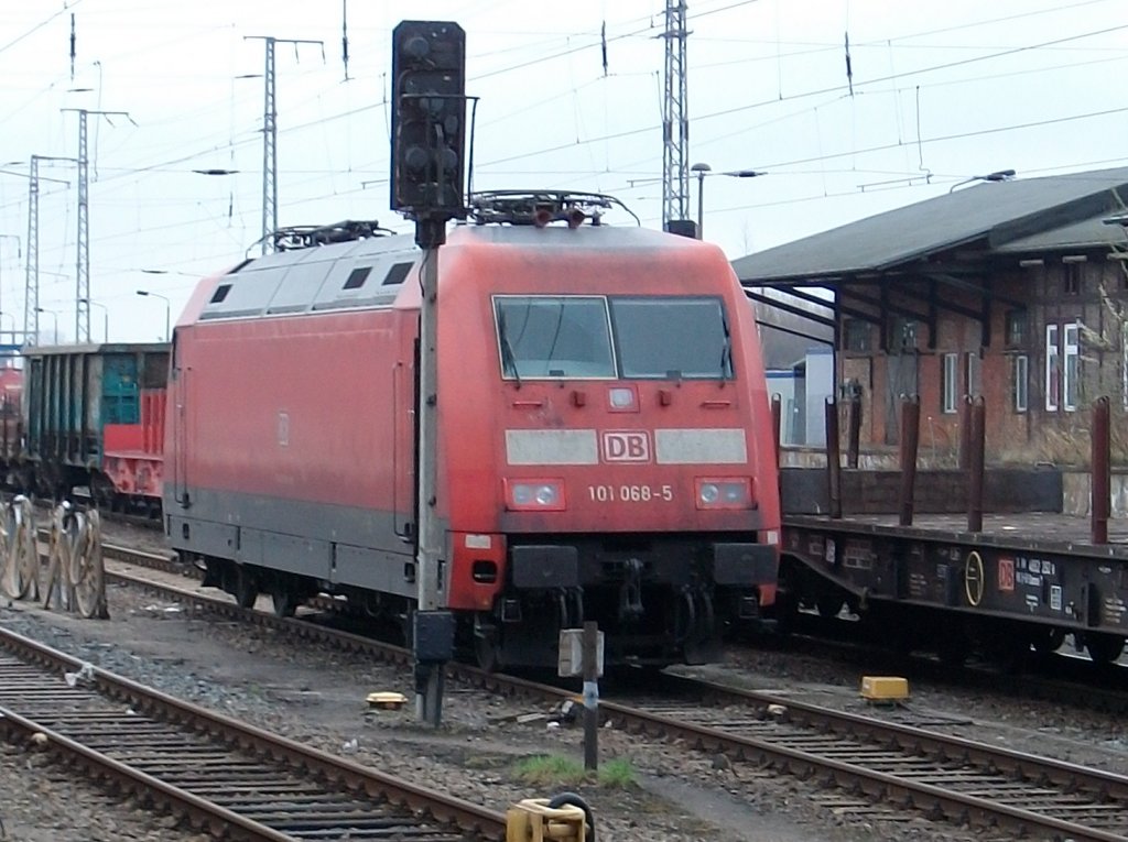 101 068 �bernahm am 09.April 2010 den EC 378 Stralsund-Brno bis nach Dresden.Als ich Sie antraf hatte Sie noch Zeit bis Sie ihren Zug �bernahm.