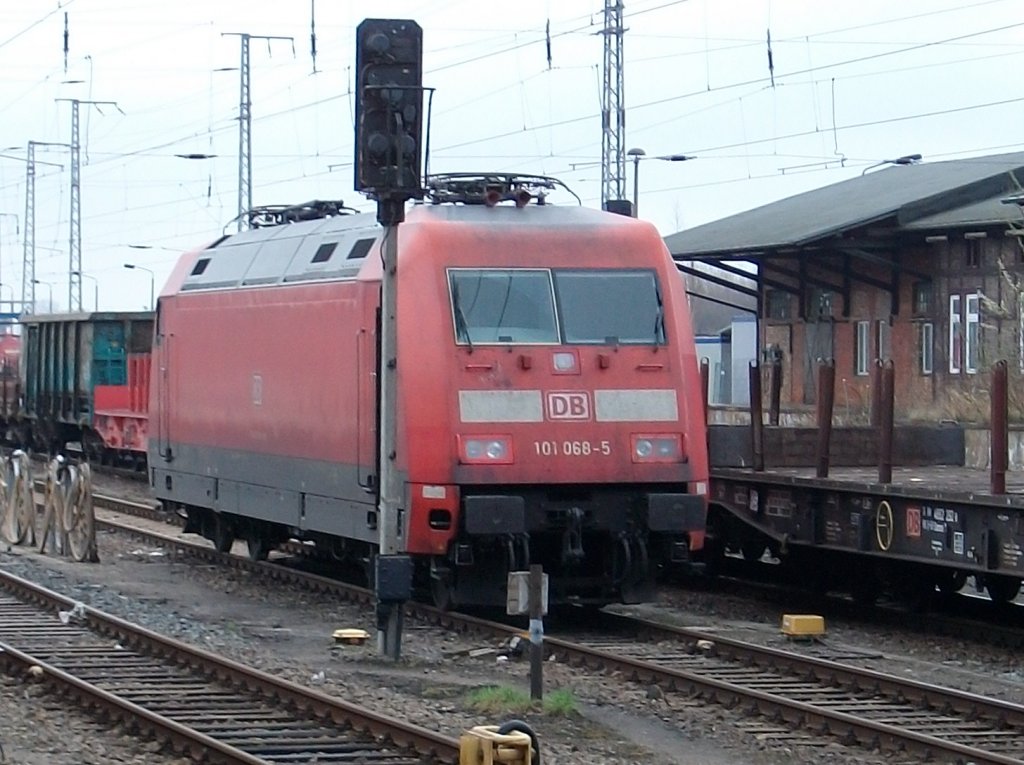 101 068 bernahm am 09.April 2010 den EC 378 Stralsund-Brno bis nach Dresden.Als ich Sie antraf hatte Sie noch Zeit bis Sie ihren Zug bernahm.