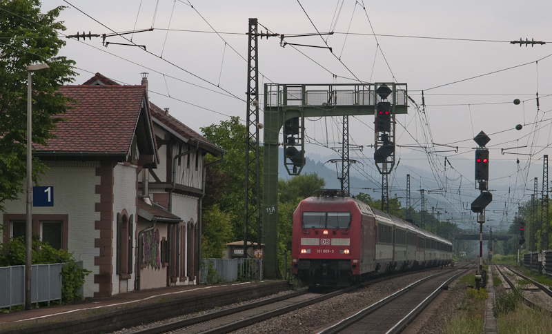 101 069-3 durcheilt am 2. Juni 2010 mit dem EC 6 (Chur - Hamburg Altona) den Bahnhof von Denzlingen.