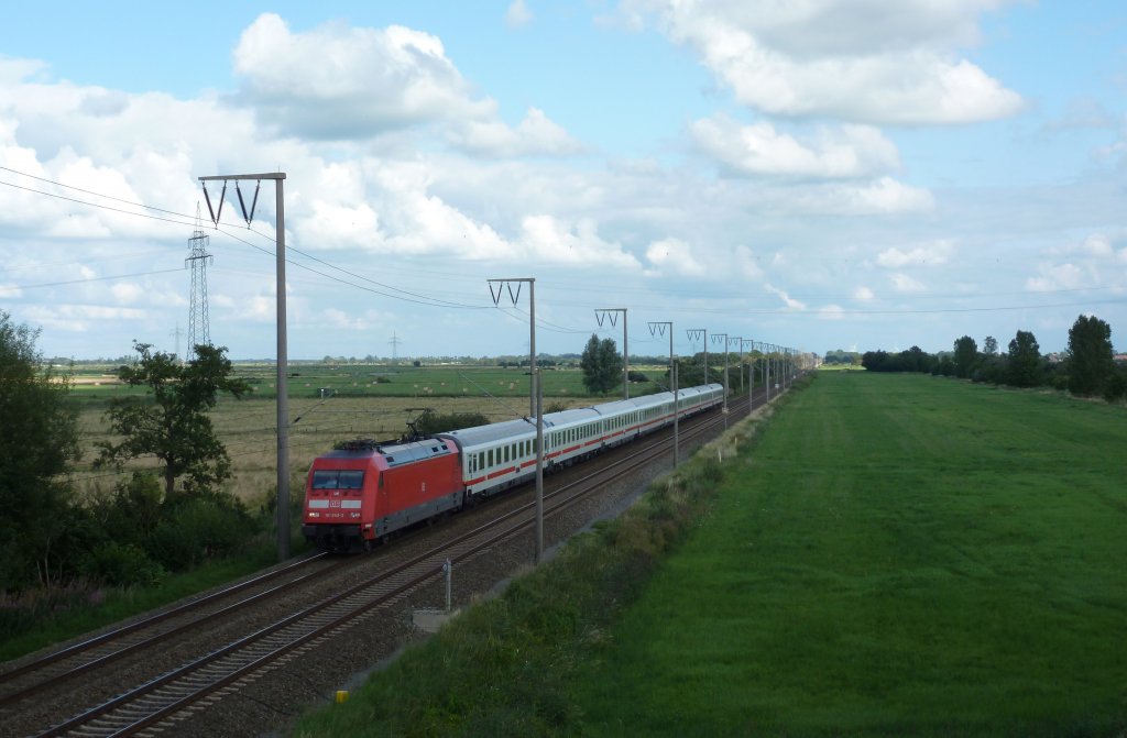 101 069-3 fuhr am 10.08.2012 mit dem IC 135 von Luxemburg nach Norddeich Mole, hier bei Petkum.