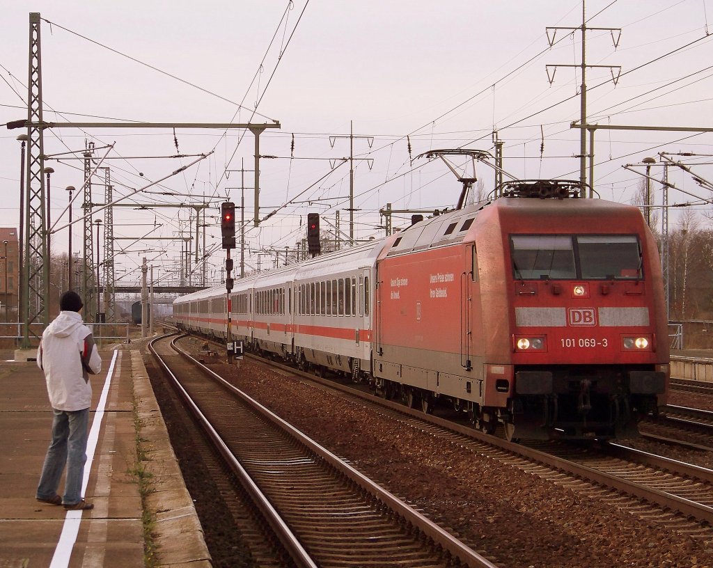 101 069-3 mit dem IC 2243 aus Mnster/Westfalen hier auf dem  Umleiterweg  nach Berlin Rummelsburg ins Werk. Aufgrund von Bauarbeiten auf der Berliner Stadtbahn wurden diese Zge ber Hbf(tief) umgeleitet. Deswegen war auch ein Foto in Berlin Schnefeld drin. 05.12.2009 - Ein Gru geht auch an den netten Bahnkollegen links im Bild, welcher mit mir einen ganzen Tag in verbracht hat. ;) Sein Name ist Alexander Wiemer.